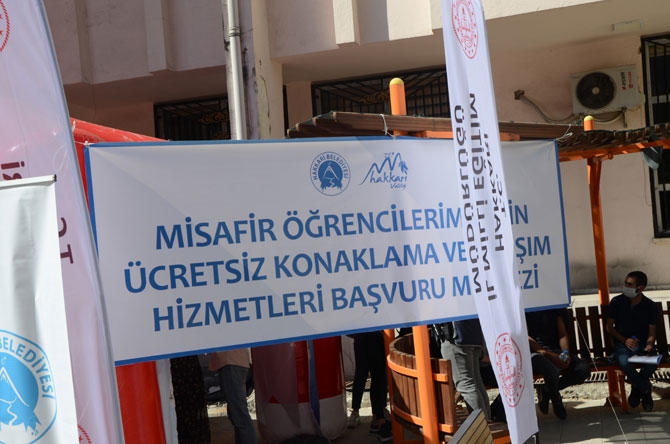 Hakkari'de YKS hareketliliği! TOBB maske dağıttı 5