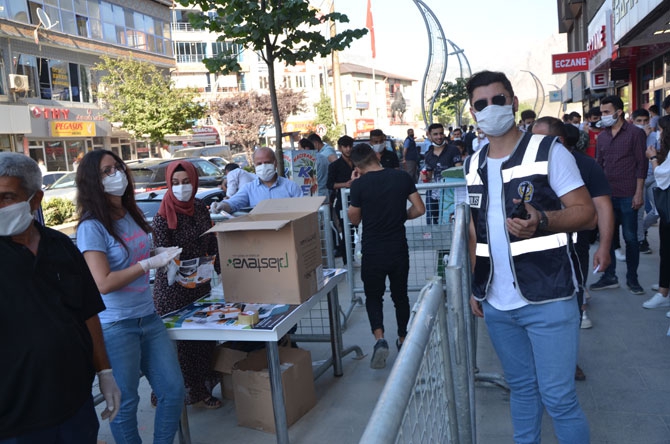 Hakkari'de YKS hareketliliği! TOBB maske dağıttı 7