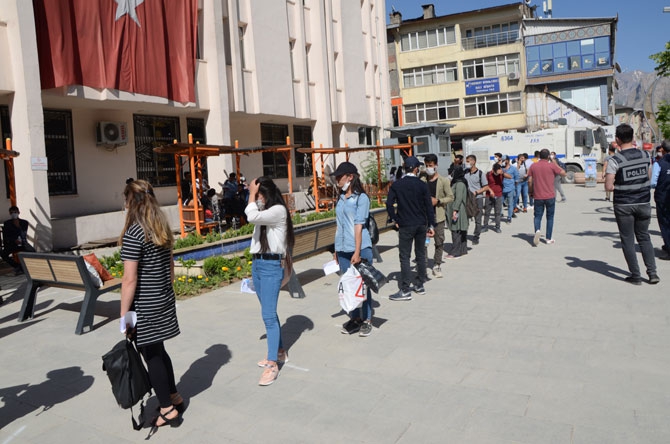 Hakkari'de YKS hareketliliği! TOBB maske dağıttı 9
