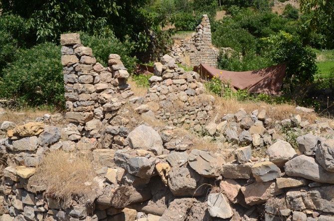 25 yıl sonra döndükleri köylerinde toprağa hayat veriyorlar 14