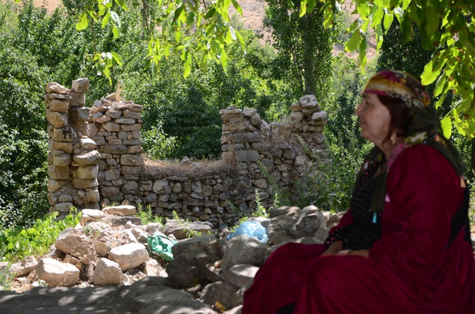 25 yıl sonra döndükleri köylerinde toprağa hayat veriyorlar 22