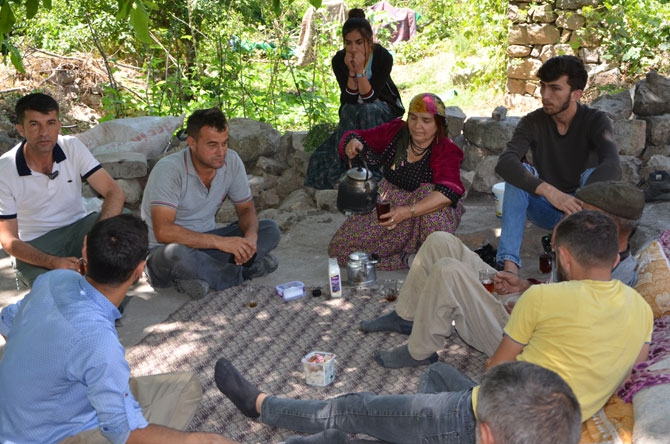 25 yıl sonra döndükleri köylerinde toprağa hayat veriyorlar 24