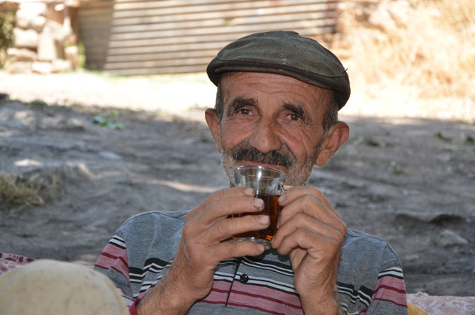 25 yıl sonra döndükleri köylerinde toprağa hayat veriyorlar 26