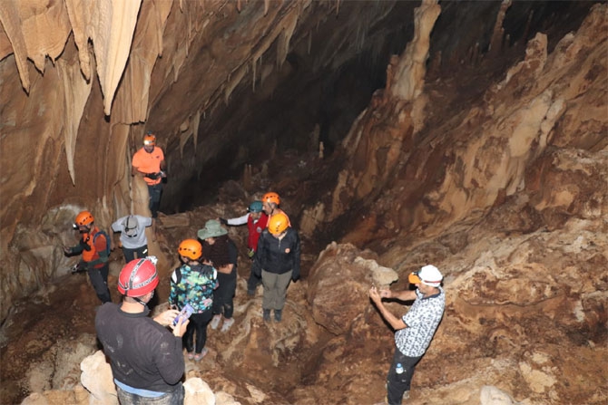 Hakkari'deki Sümbül Mağarası büyülüyor! 10