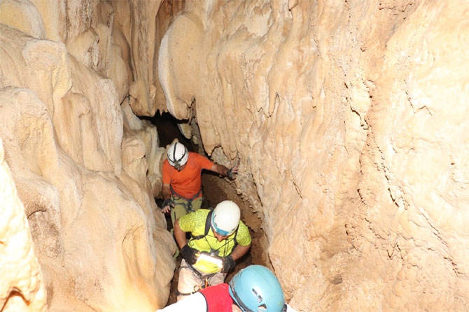 Hakkari'deki Sümbül Mağarası büyülüyor! 12