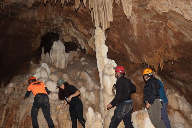 Hakkari'deki Sümbül Mağarası büyülüyor! 14