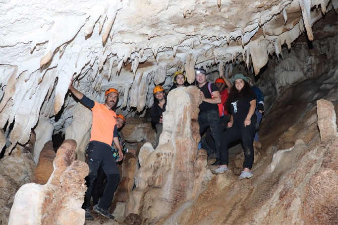 Hakkari'deki Sümbül Mağarası büyülüyor! 17