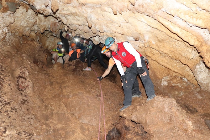 Hakkari'deki Sümbül Mağarası büyülüyor! 19
