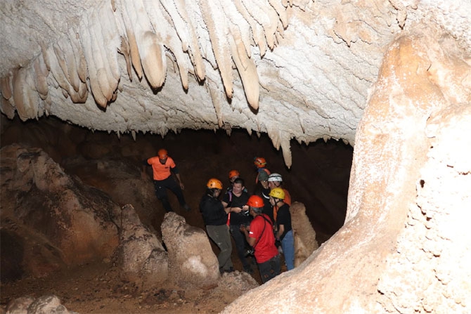 Hakkari'deki Sümbül Mağarası büyülüyor! 20