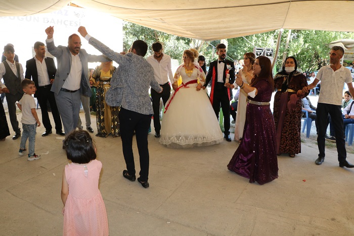 Ertuş ailesinin mutlu günü! 70