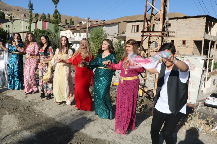 Ertuş ailesinin mutlu günü! 98