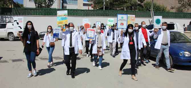 Hakkari'de öğretmenler farkındalık için yürüdü! 1