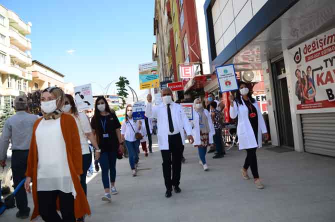 Hakkari'de öğretmenler farkındalık için yürüdü! 10