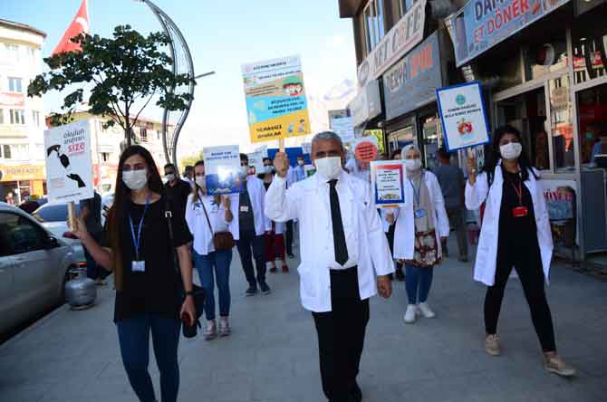 Hakkari'de öğretmenler farkındalık için yürüdü! 11