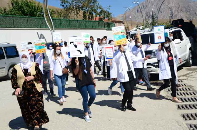 Hakkari'de öğretmenler farkındalık için yürüdü! 12