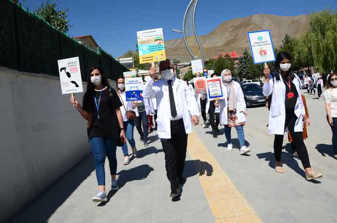 Hakkari'de öğretmenler farkındalık için yürüdü! 13