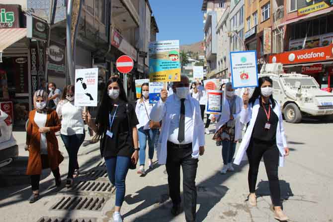 Hakkari'de öğretmenler farkındalık için yürüdü! 15
