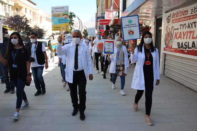 Hakkari'de öğretmenler farkındalık için yürüdü! 16