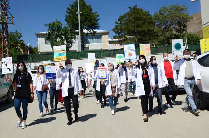 Hakkari'de öğretmenler farkındalık için yürüdü! 6