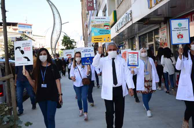 Hakkari'de öğretmenler farkındalık için yürüdü! 7