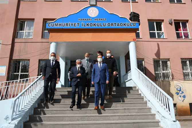 Vali Akbıyık’tan okul ziyareti ve maske denetimi! 18
