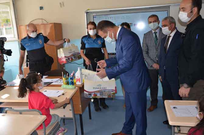 Vali Akbıyık’tan okul ziyareti ve maske denetimi! 3