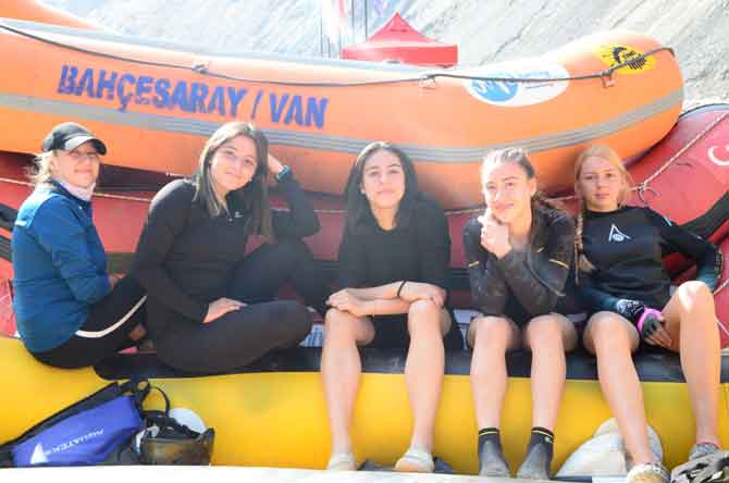Hakkari'de rafting heyecanı devam ediyor 16