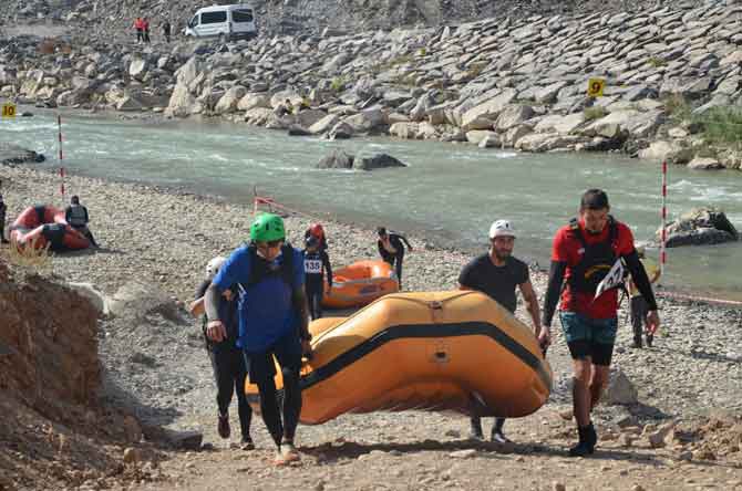 Hakkari'de rafting heyecanı devam ediyor 19