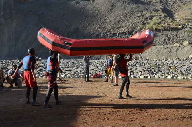 Hakkari'de rafting heyecanı devam ediyor 24