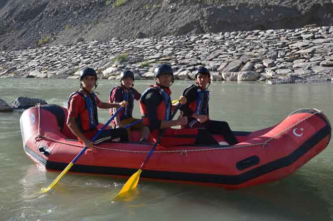 Hakkari'de rafting heyecanı devam ediyor 25