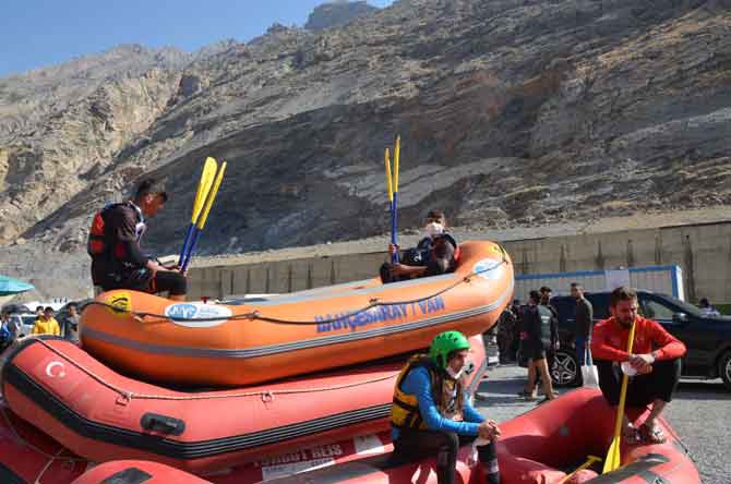 Hakkari'de rafting heyecanı devam ediyor 3