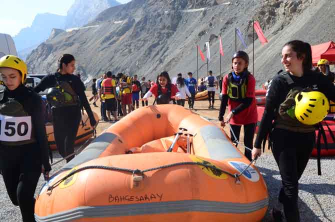 Hakkari'de rafting heyecanı devam ediyor 8