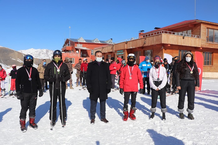 Hakkari'de kayak yarışması düzenlendi 10