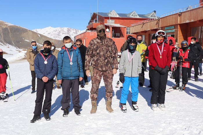 Hakkari'de kayak yarışması düzenlendi 7