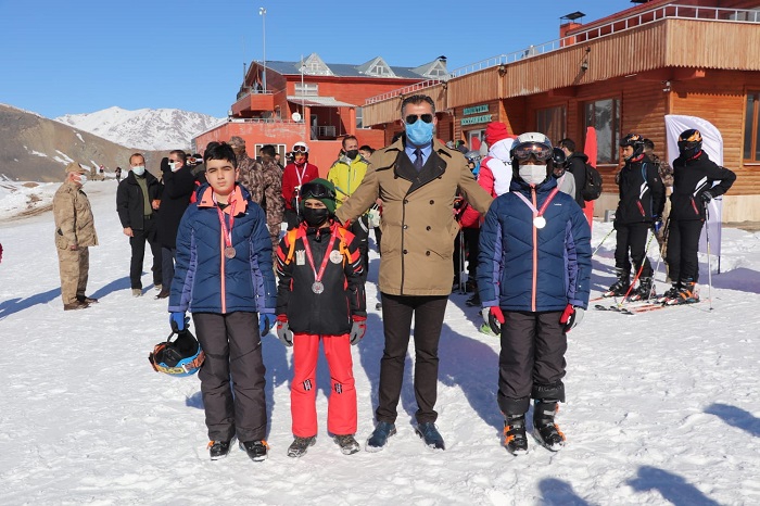 Hakkari'de kayak yarışması düzenlendi 8