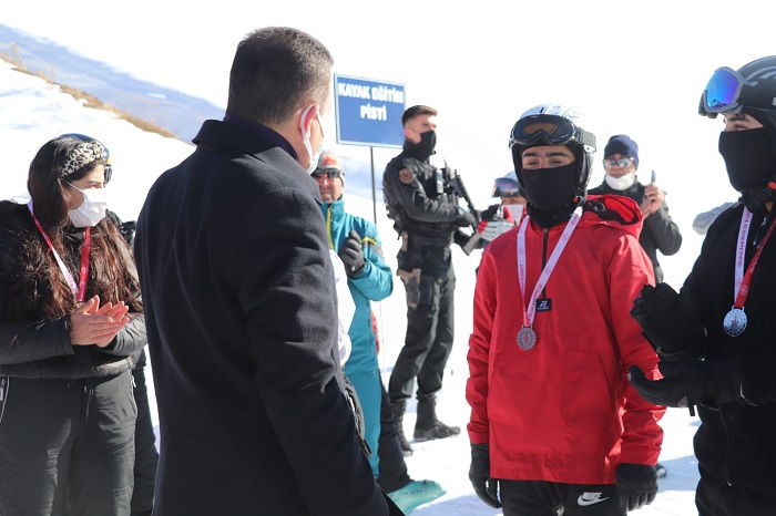 Hakkari'de kayak yarışması düzenlendi 9
