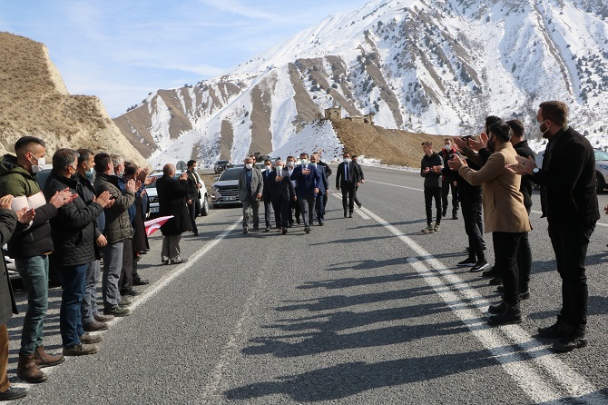 Ak Parti Hakkari il başkanı Özbek böyle karşılandı 1