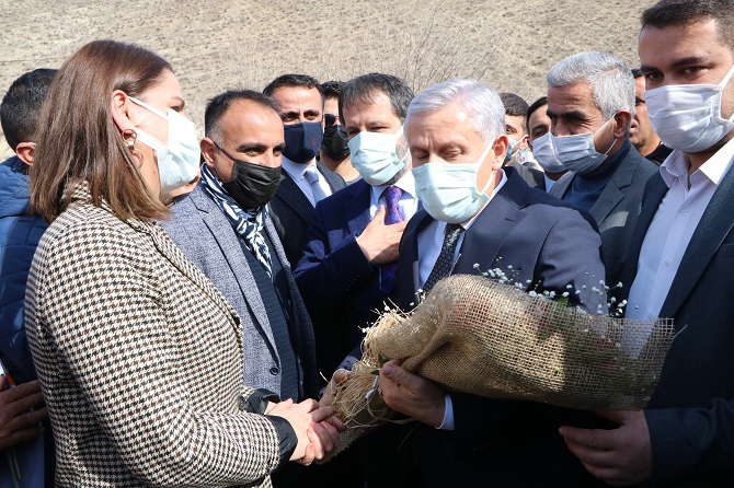 Ak Parti Hakkari il başkanı Özbek böyle karşılandı 16