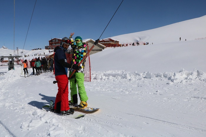 Hakkarililer hafta sonu kayak merkezine akın etti 11