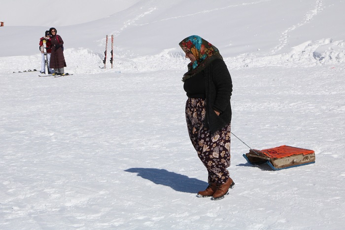 Hakkarililer hafta sonu kayak merkezine akın etti 13