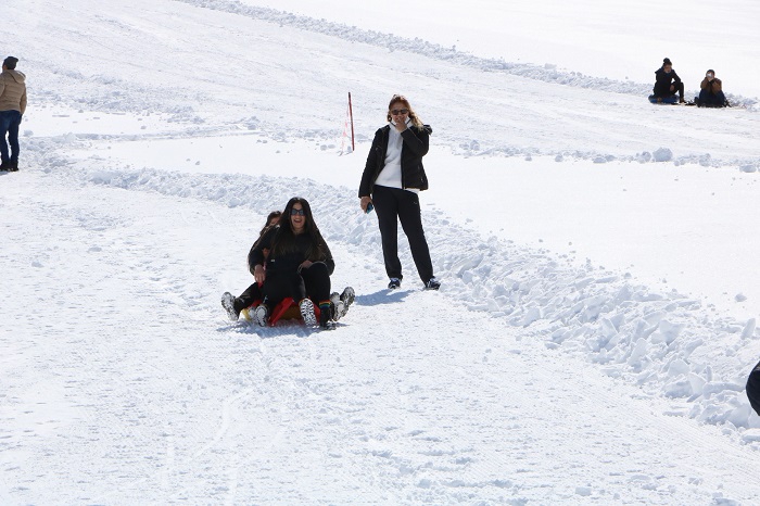 Hakkarililer hafta sonu kayak merkezine akın etti 30