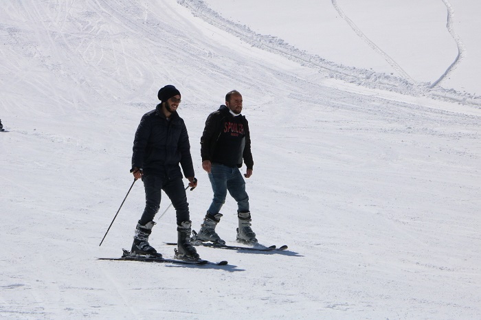 Hakkarililer hafta sonu kayak merkezine akın etti 35