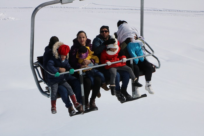 Hakkarililer hafta sonu kayak merkezine akın etti 36