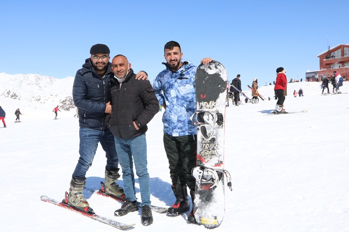 Hakkarililer hafta sonu kayak merkezine akın etti 37