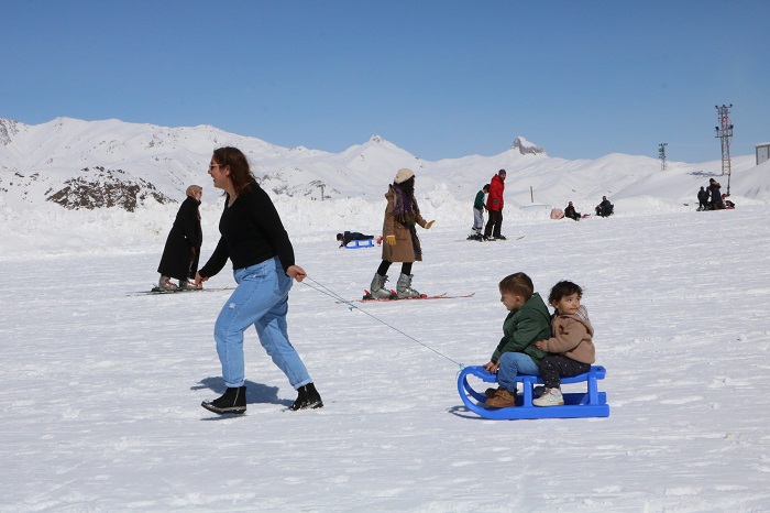 Hakkarililer hafta sonu kayak merkezine akın etti 40