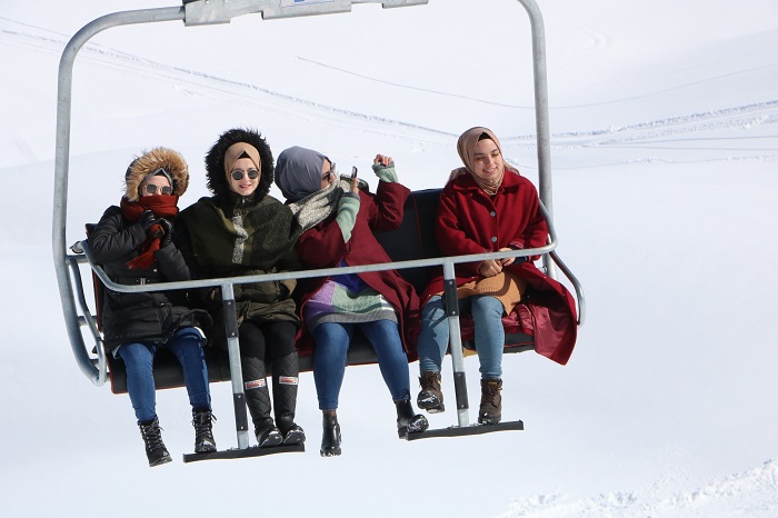 Hakkarililer hafta sonu kayak merkezine akın etti 42