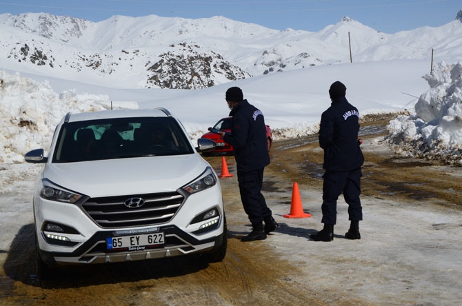 Hakkarililer hafta sonu kayak merkezine akın etti 46