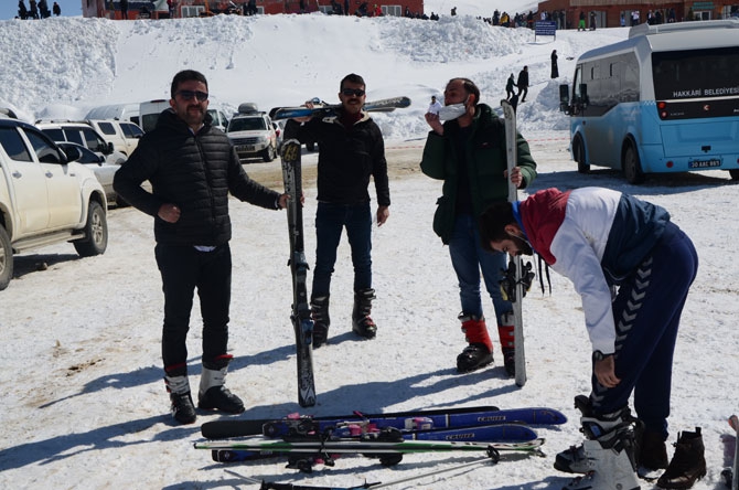 Hakkarililer hafta sonu kayak merkezine akın etti 47