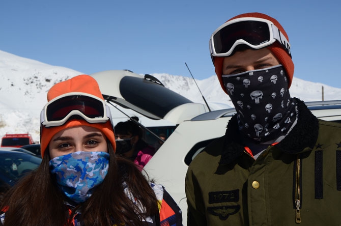 Hakkarililer hafta sonu kayak merkezine akın etti 48