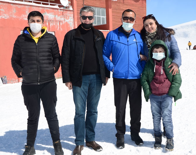 Hakkarililer hafta sonu kayak merkezine akın etti 49